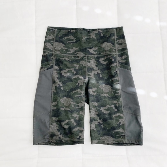 LIKE NEW! FABLETICS! CAMOUFLAGE PATTERN DARK GRAY/BLACK BIKER SHORTS! - Picture 4 of 6